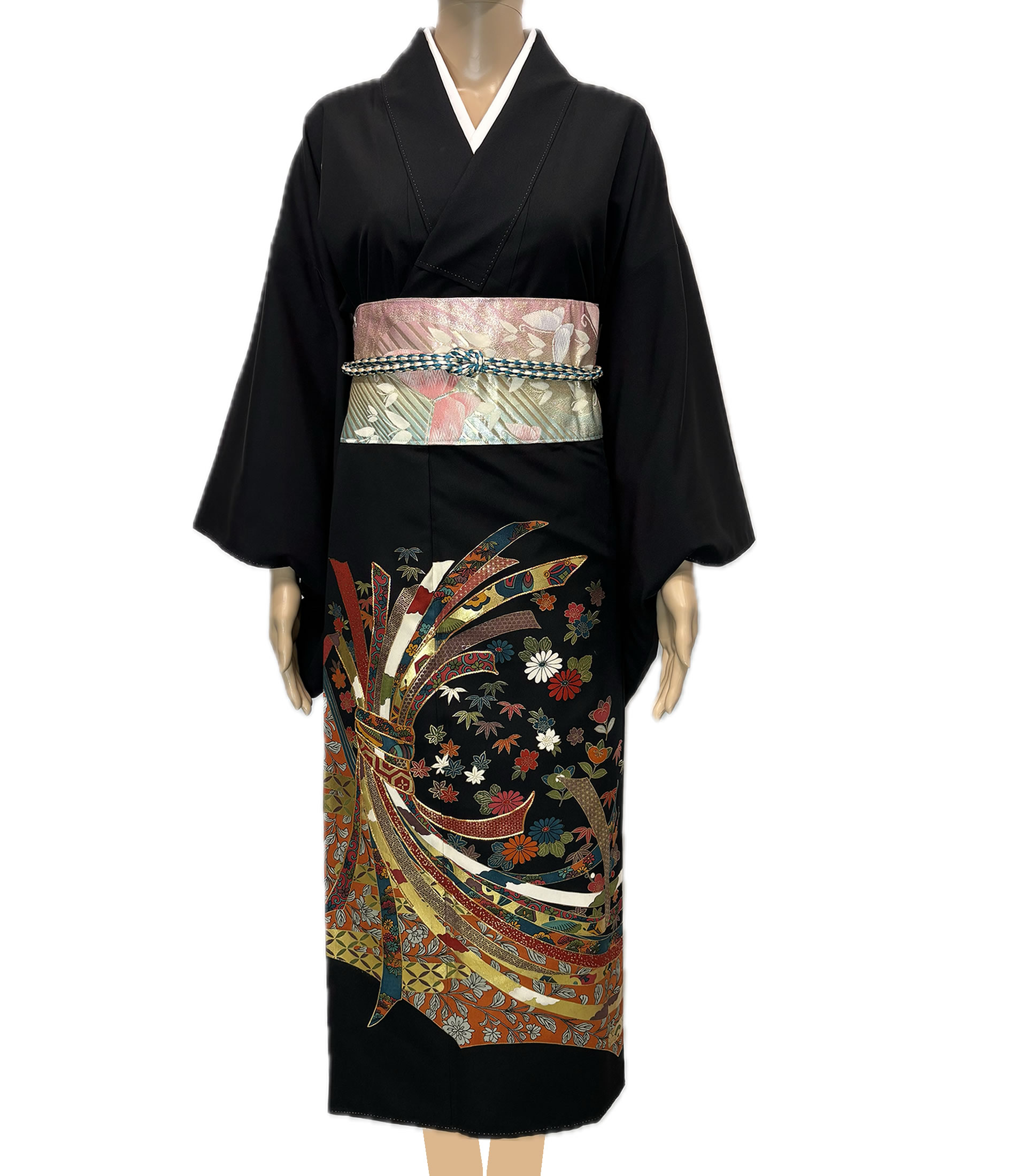 華やぐ束帯文の黒留袖 Bold Radiant Motifs on Black Tomesode